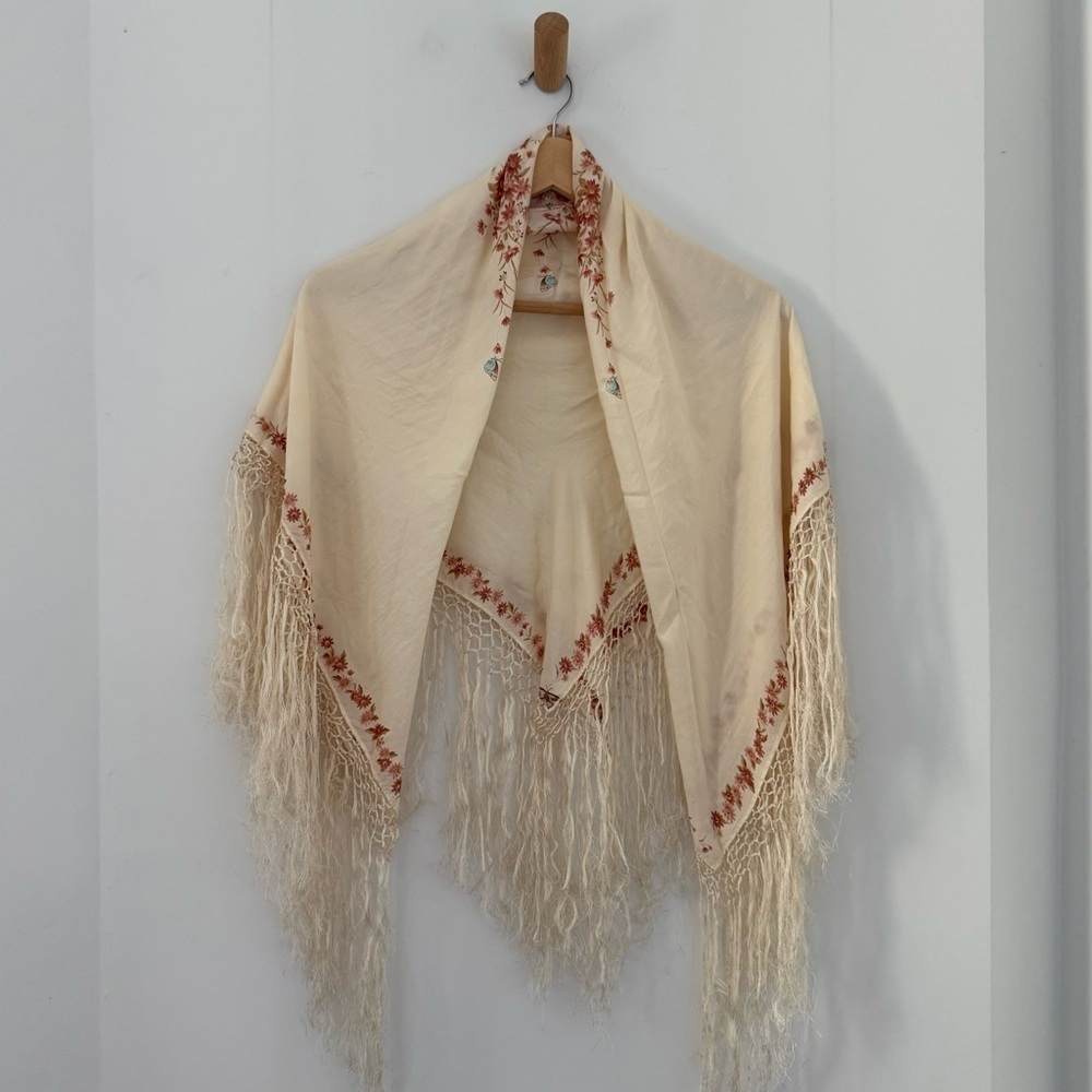Vintage 1920s - 1940s cream silk piano shawl w/ red pattern and butterfly motif - Picture 2 of 4